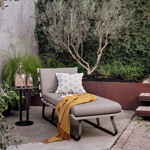 Outdoor Chaise Lounges & Daybeds